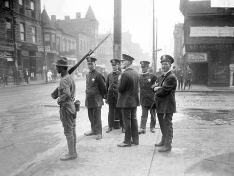 Chicago_race_riot,_five_policemen_and_one_soldier.jpg