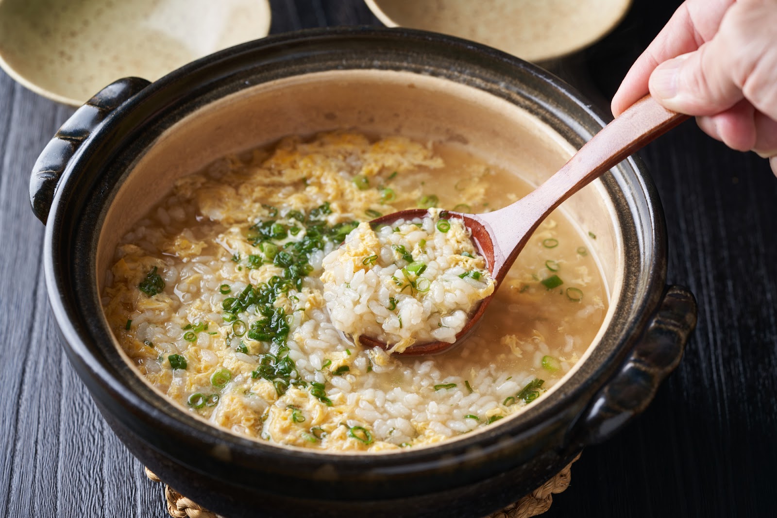 雑炊とは炊いたお米を味のついたスープで煮込んだ料理