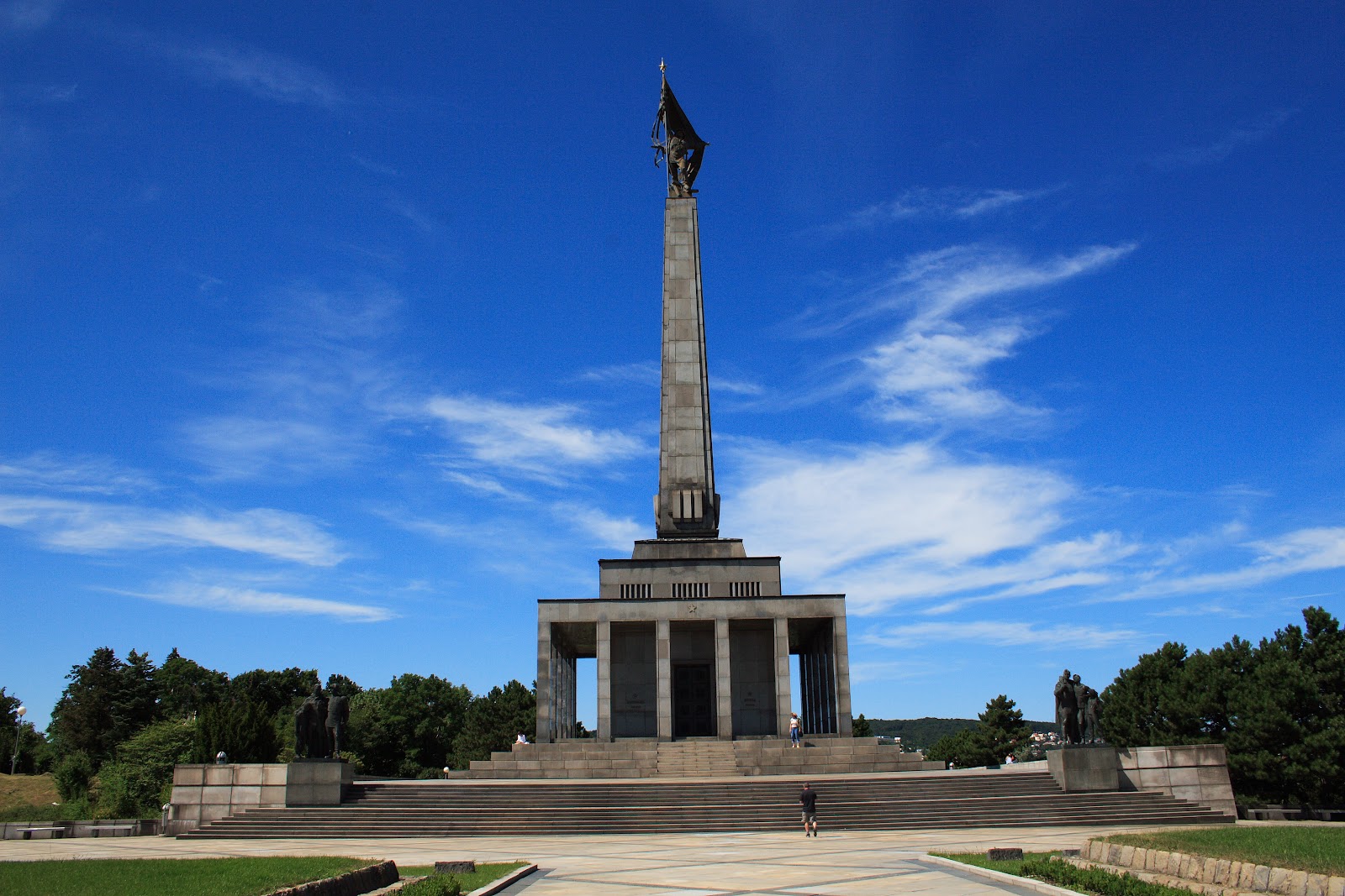 Slavin_memorial,_Bratislava.jpg