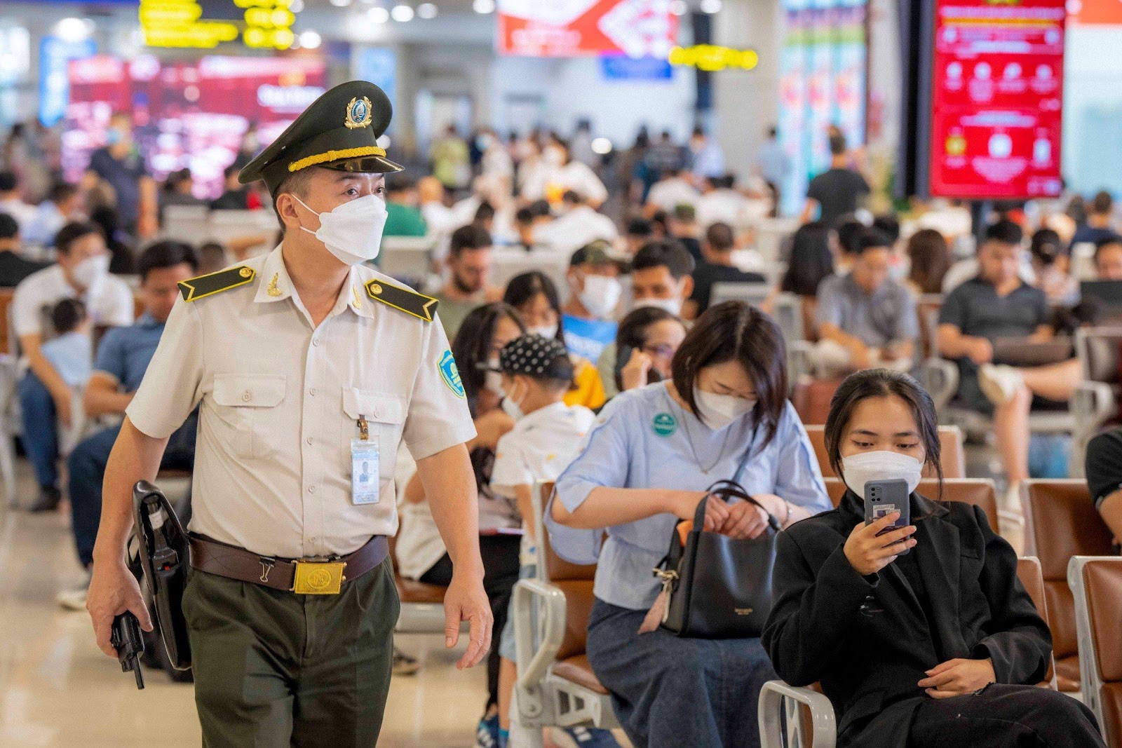 Một đồng chí An ninh hàng không Nội Bài đi tuần tra  giám sát tại khu vực phòng chờ - Nhà ga hành khách T1