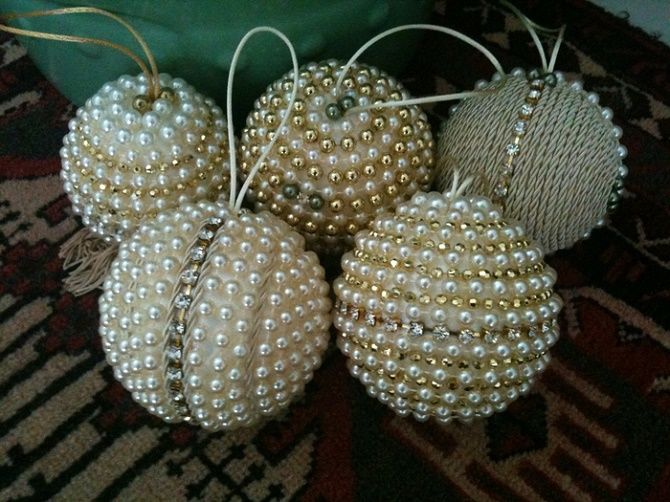 Beautiful and unusual decor of Christmas balls - the best ideas with a photo 10