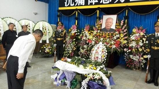 1-20150719下午3时10分-在文津街13号305医院的万里灵堂,俞梅荪前往吊唁。