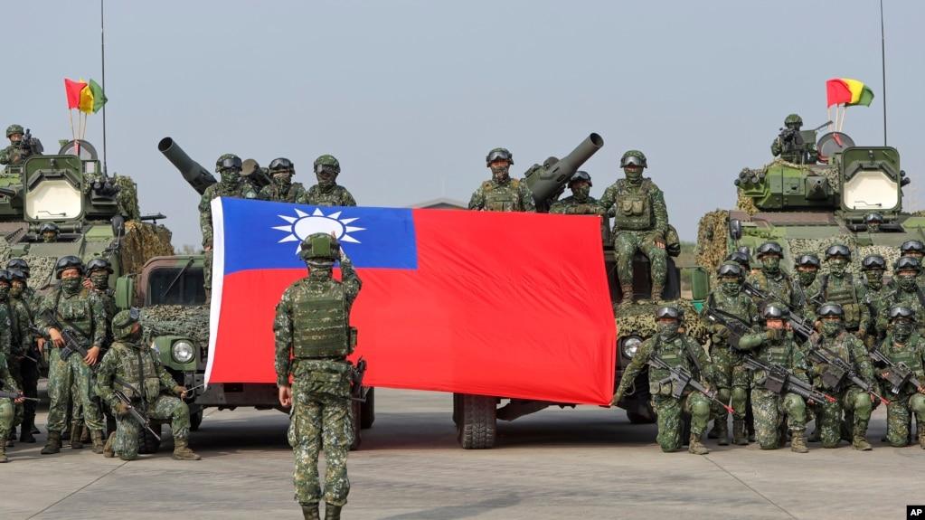 台湾士兵在高雄举行抗击中国军队入侵的军演前拍集体合照。(2023年1月11日)