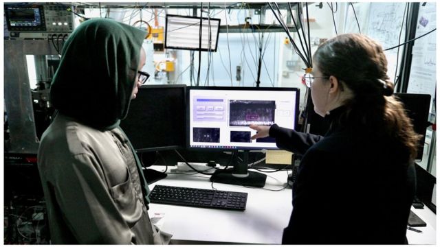 Investigadoras observan átomos individuales flotando sobre sus chips mientras prueban su ordenador cuántico.