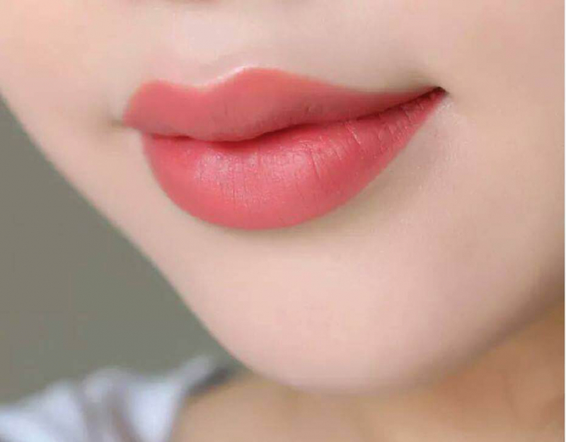 Nên sử dụng dịch vụ phun xăm môi an toàn của đơn vị nào?