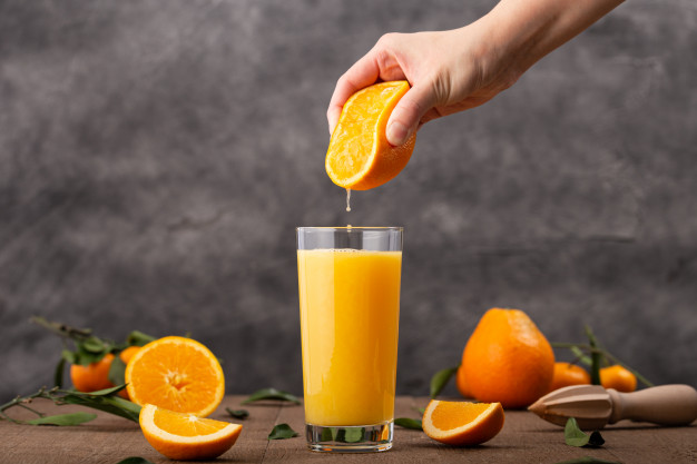 2. เครื่องดื่มที่ช่วยเพิ่มความสดใสอย่าง น้ำส้มคั้น