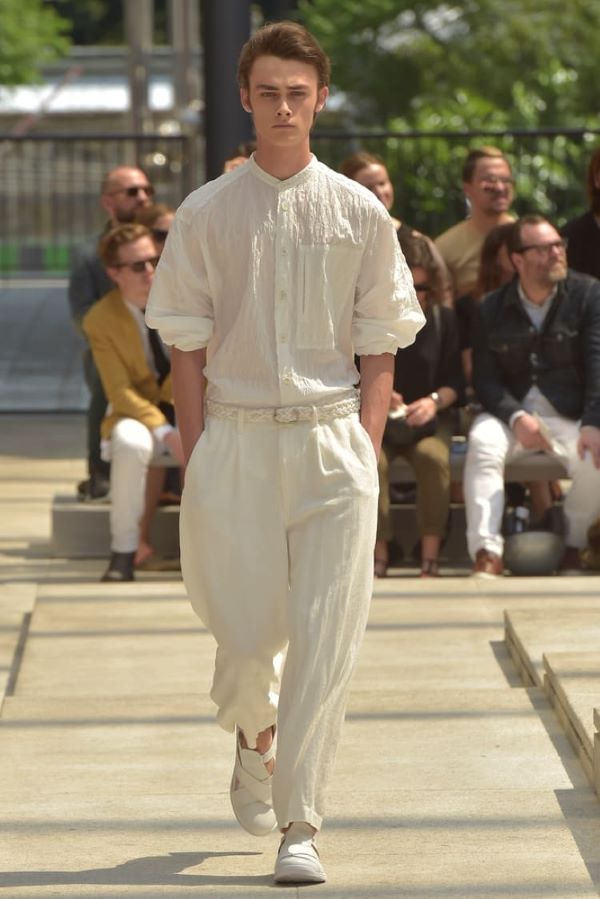 Các bạn nam sở hữu chiều cao tiêu chuẩn không nên chọn jumpsuit quá dài hoặc quá rộng