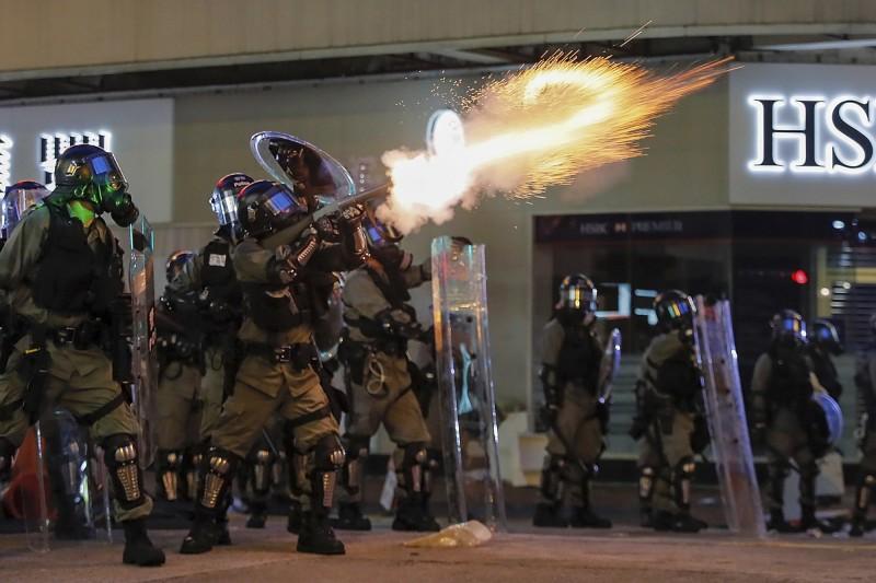 香港警方昨夜動用武力鎮壓人民,導致多人受傷,1人失明。(美聯社)