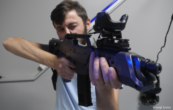 Une image contenant personne, homme, armeDescription générée automatiquement