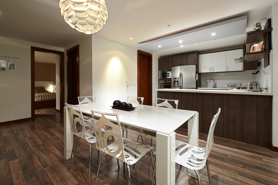 Comedor-rústico-con-sillas-modernas-973x649.jpg
