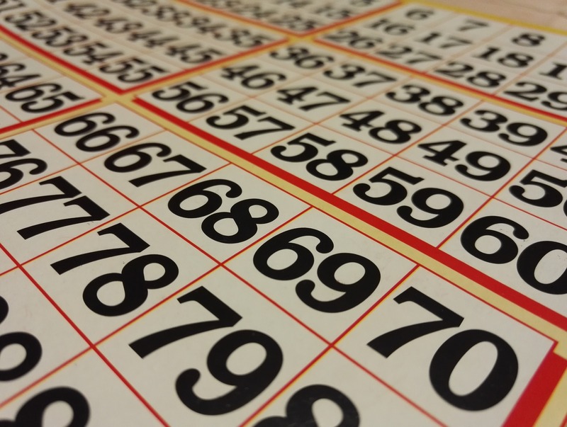 Primer plano de varios cartones de bingo