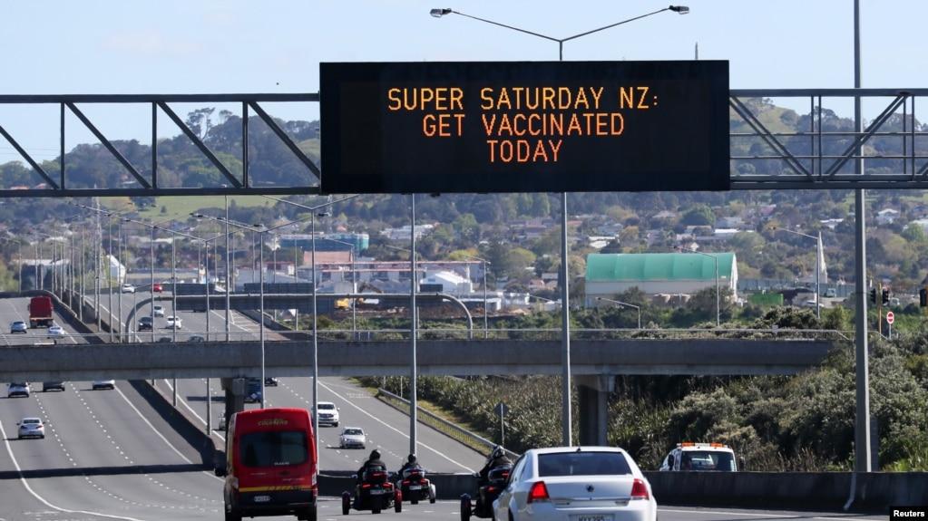 Một biển báo trên đường cao tốc Auckland, New Zealand, kêu gọi mọi người tiêm vaccine COVID-19, ngày 16/10/2021. 