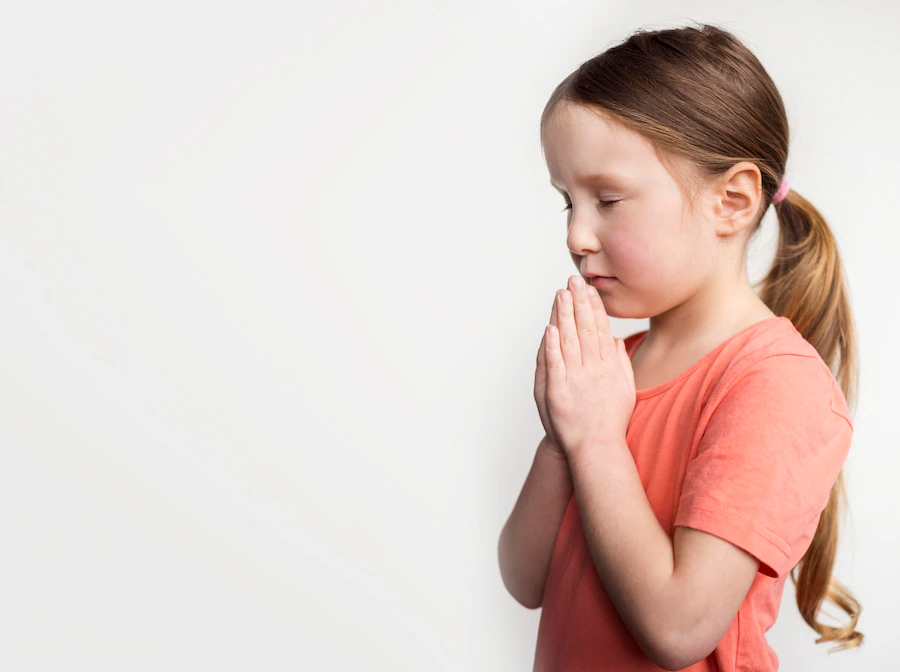 a little girl praying 