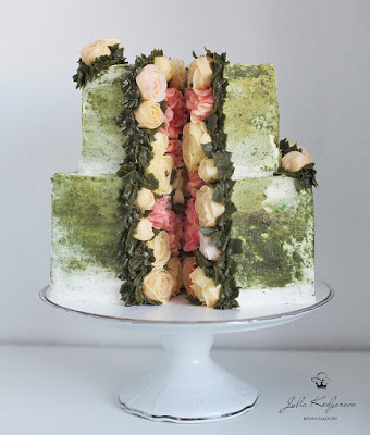 Wedding Color Schemes For Fall - Your wedding cake gives you ample opportunities to add color - Wedding Soiree Blog by K’Mich, Philadelphia’s premier resource for wedding planning and inspiration - @sweettoothforever -  Julia Kedyarova