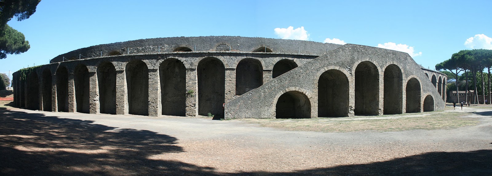 Amphitheatre_in_Pompeji.JPG