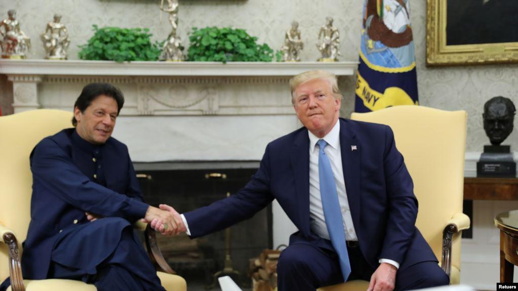 特朗普总统在白宫椭圆形办公室会晤来访的巴基斯坦总理伊姆兰·汗。(2019年7月22日)