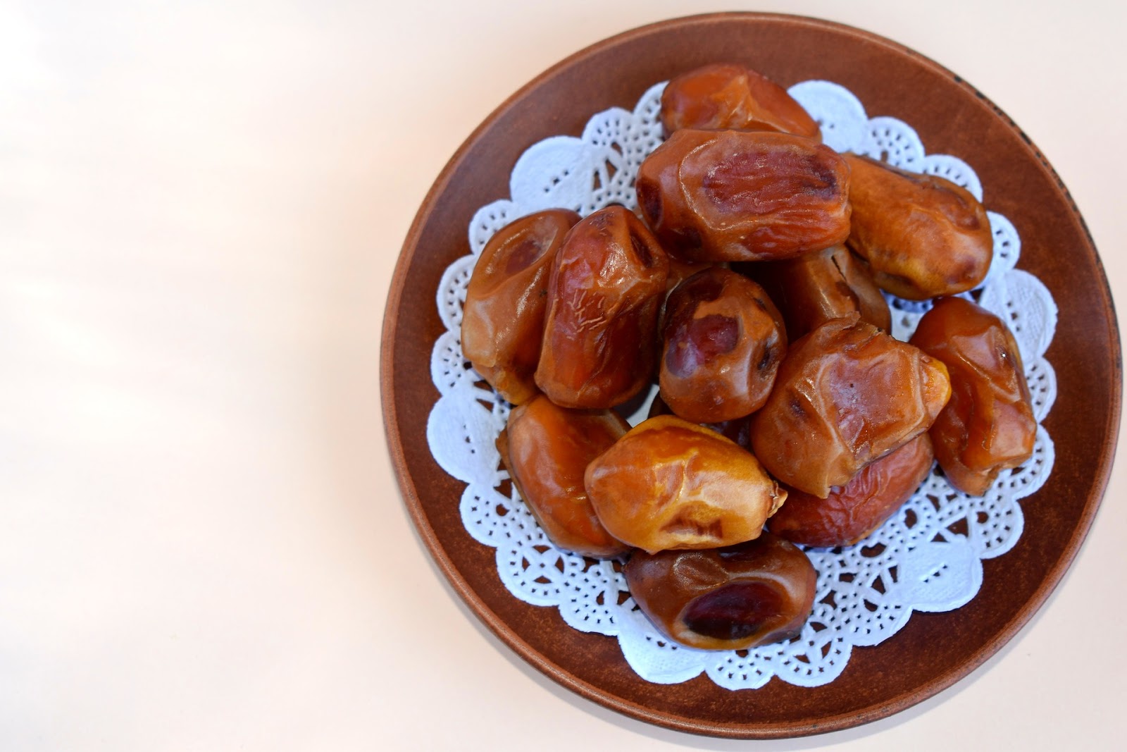 البلح يعد من أكثر الفواكه انتشارًا بالشرق الأوسط وشمال أفريقيا؛ حيث الظروف الملائمة لزراعته من البيئة الصحراوية الجافة ودرجات الحرارة المرتفعة.