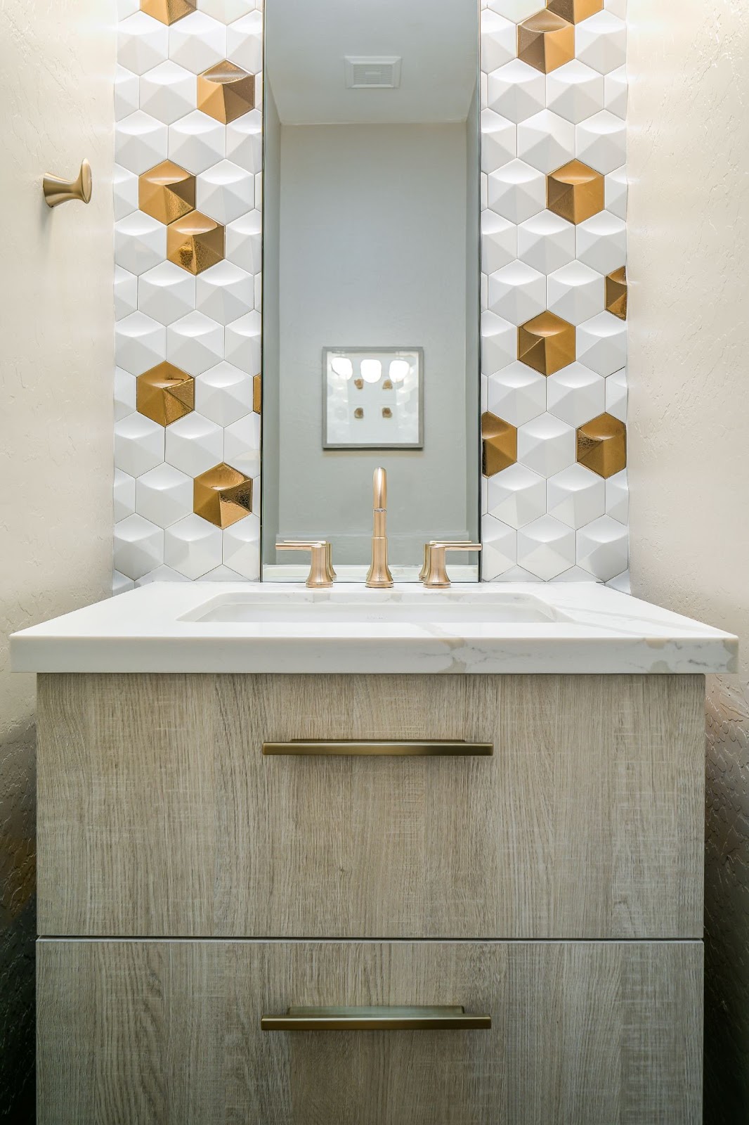 bathroom-design-element-3d-tiles-around-vanity