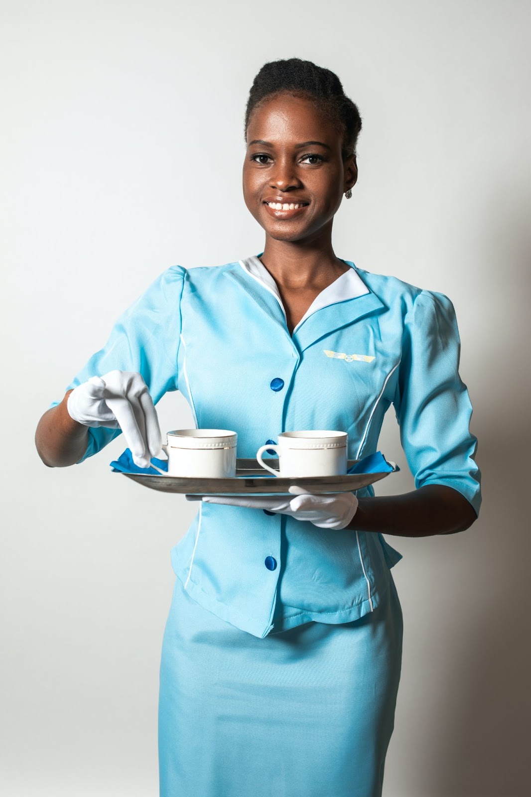 Hôtesse de l'air dans son uniforme professionnel