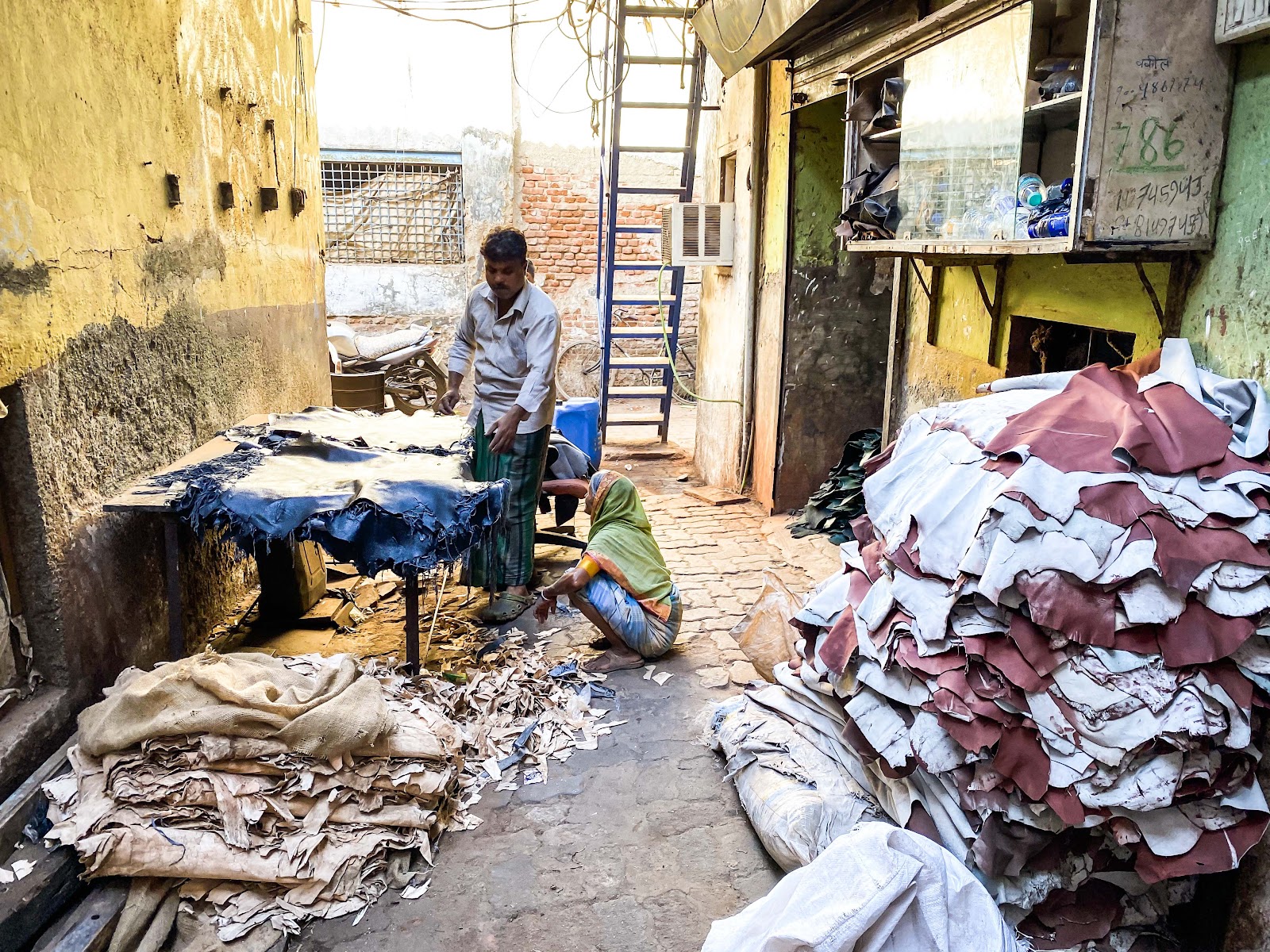 【印度孟買自由行】達拉維 Dharavi 貧民窟步行導覽 一睹全亞洲最大的貧民窟 走訪寶萊塢人氣電影《貧民百萬富翁》的場景｜三八旅客