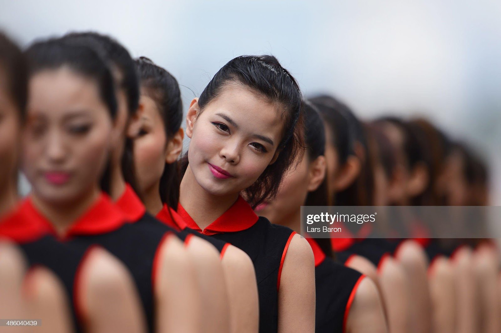 D:\Documenti\posts\posts\Women and motorsport\foto\Getty e altre\grid-girls-are-pictured-prior-to-the-chinese-formula-one-grand-prix-picture-id486040439.jpg