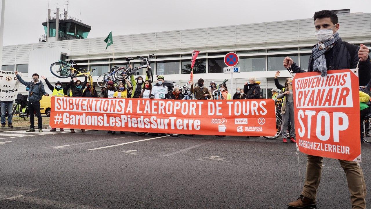 Mobilisation devant l’aéroport de Tours le 3 octobre 2020