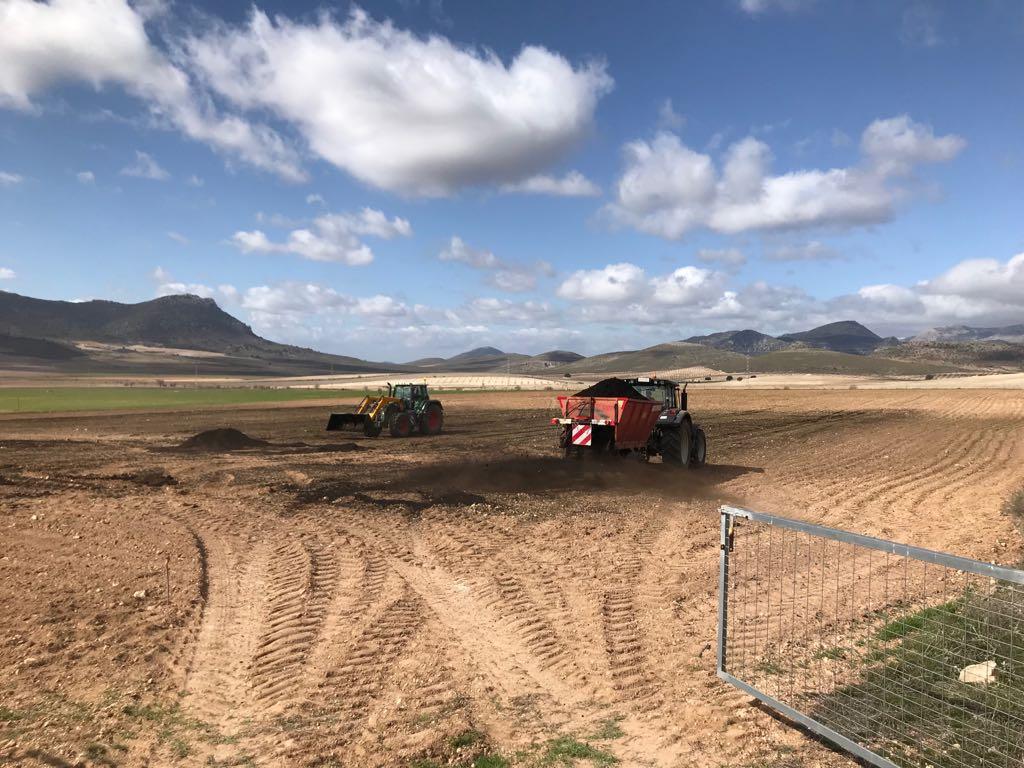 \\Servidornuevo\comun\DEP. FORESTAL\Trabajo\Grupo Operativo\Grupo Operativo Autonómico\Ejecución Proyecto\Divulgación en página web\FOTOS\LOS MORALES\3. Abonado parcelas 04_04_2018\IMG-20180405-WA0011.jpg