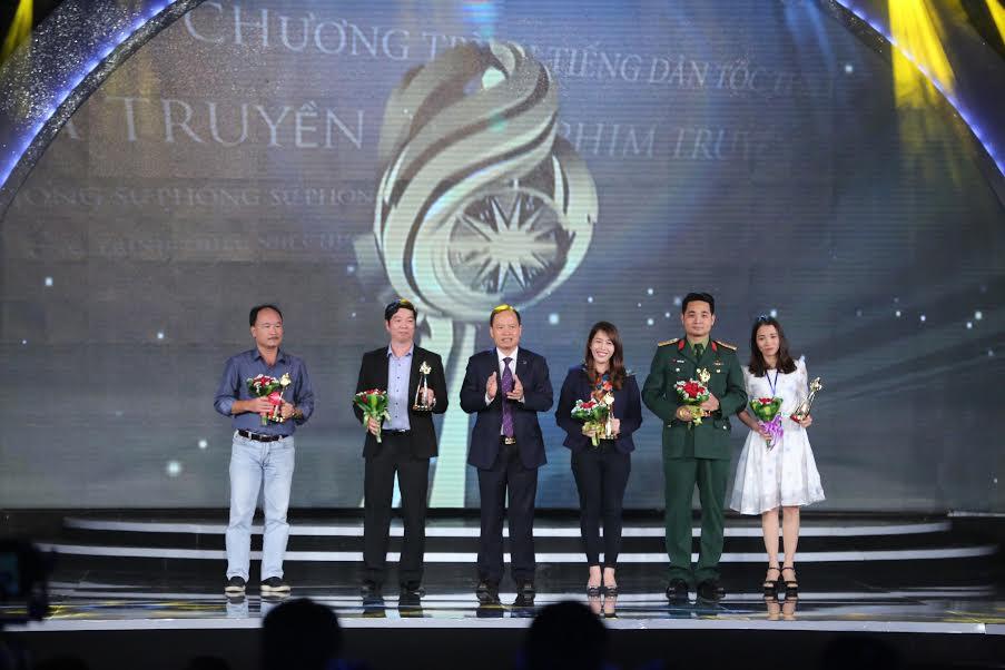 Đại úy, nhà báo Phạm Hồng Khánh (người mặc quân phục) nhận Huy chương Vàng tại Liên hoan Truyền hình toàn quốc năm 2017 (Ảnh: NVCC)
