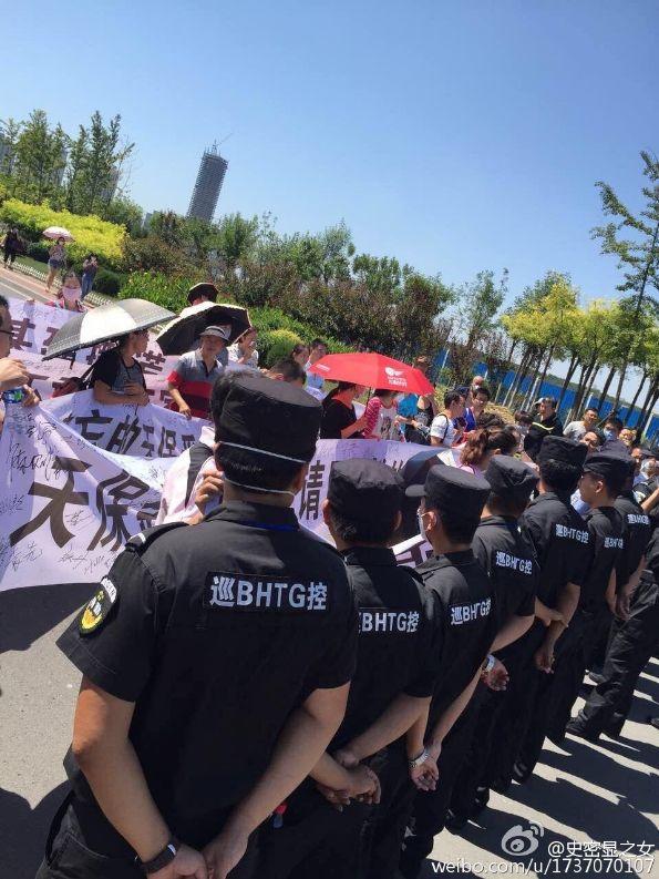 天津爆炸受害小区业主游行示威遭警察殴打抓捕