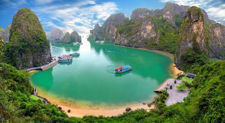 Cảnh quan tuyệt đẹp Vịnh Hạ Long nhìn từ phía trước đảo Bồ Hòn.  Vịnh Hạ Long là Di sản Thế giới được UNESCO công nhận, là một kỳ quan thiên nhiên tuyệt đẹp ở miền Bắc Việt Nam