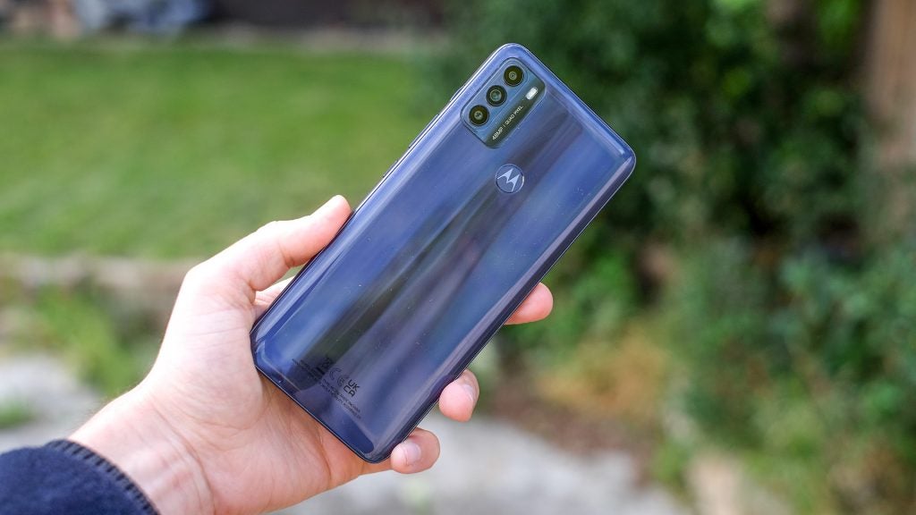 La parte posterior del teléfono Motorola Moto G50 mostrando las cámaras