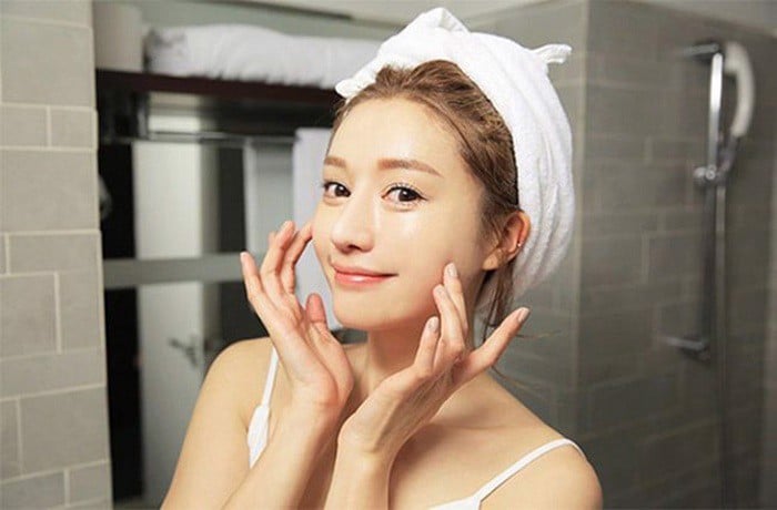 LÀN DA ĐẸP RẠNG RỠ NHỜ VÒI HOA SEN DƯỠNG ẨM ALKAVIVA