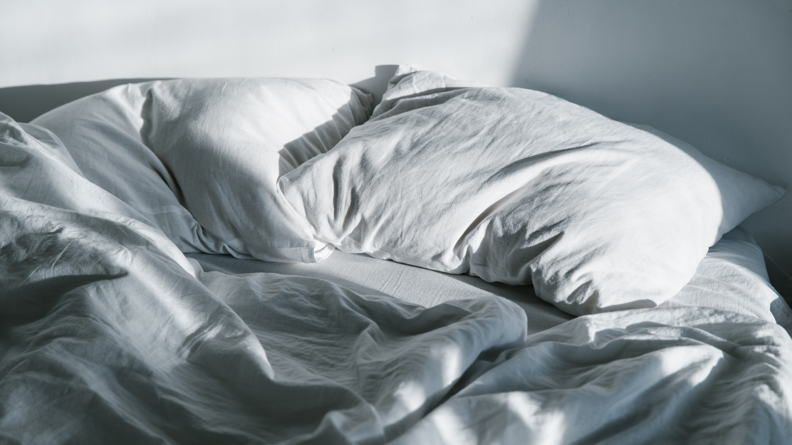 Ilustračný obrázok k článku o spánku - čistý vankúš a prikrývka uložené na posteli.