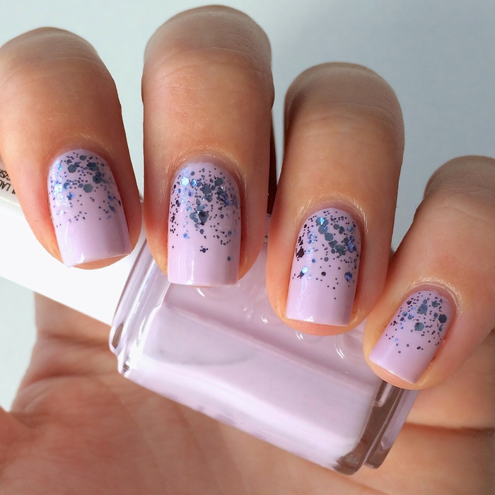 Lila Maniküre mit Glitzer, cooles Nageldesign für den Sommer, schöne Fingernägel