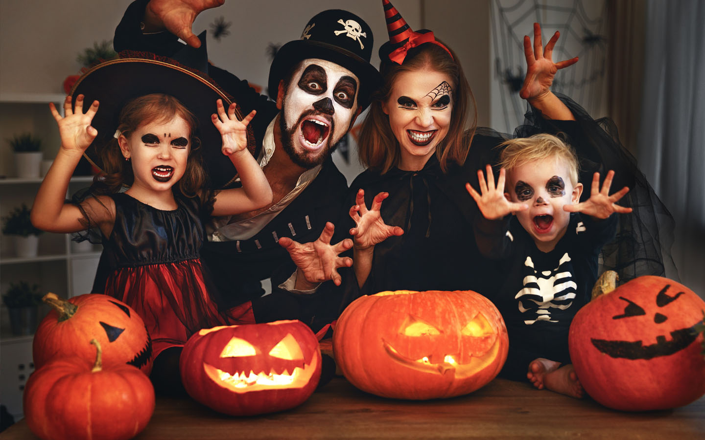 halloween costume ideas at home: family in costumes