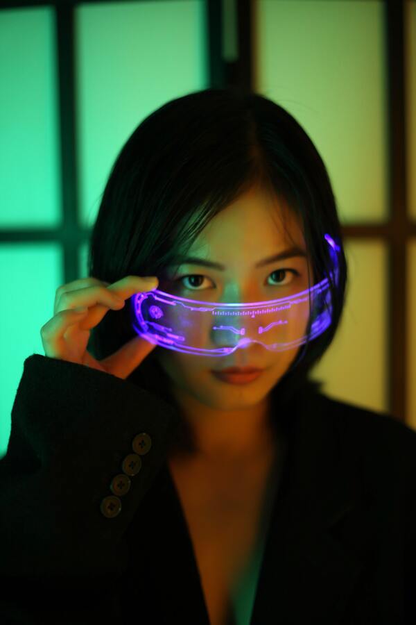 mulher asiática com um óculos cibernético