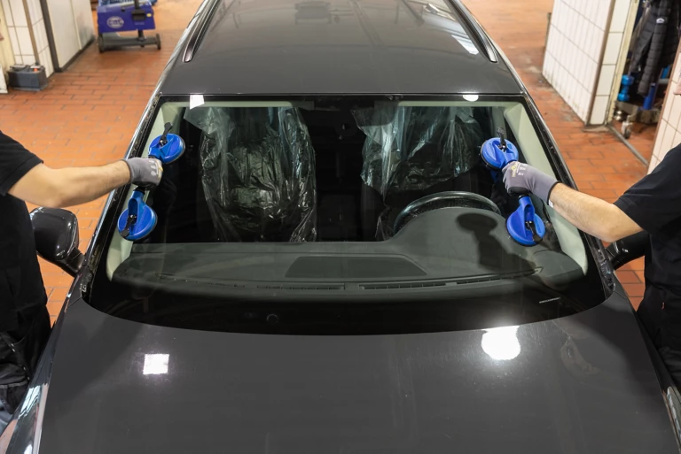 Cómo arreglar el techo del coche cuyo tapizado se ha descolgado
