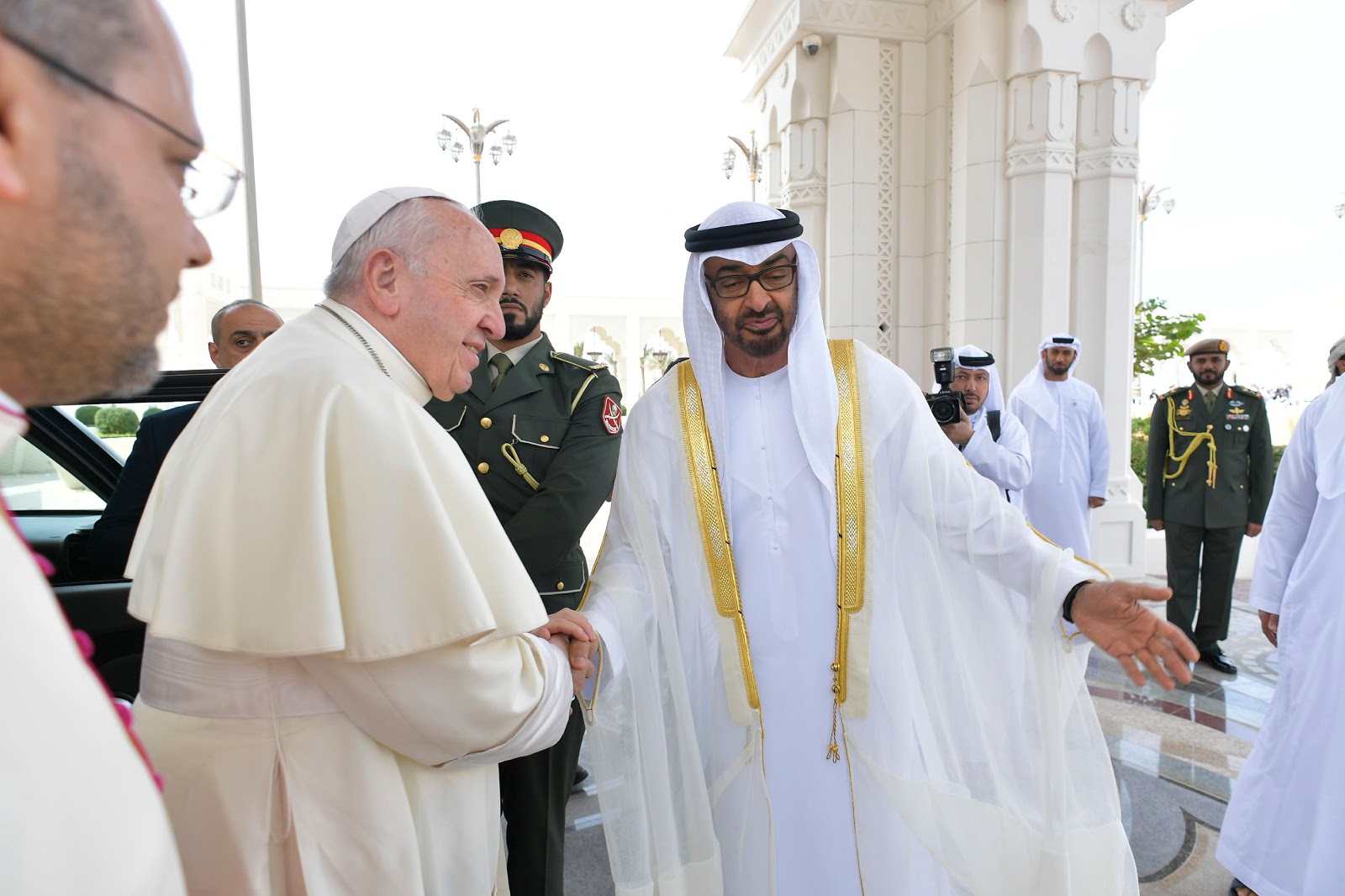 Đức Thánh Cha được chào đón bởi Hoàng Thái tử Sheikh Mohammed bin Zayed Al Nahyan