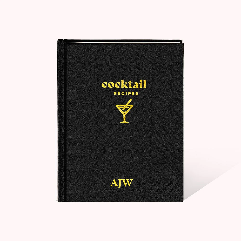 Carnet de recettes à cocktail vierge avec couverture noire et initiales personnalisées.