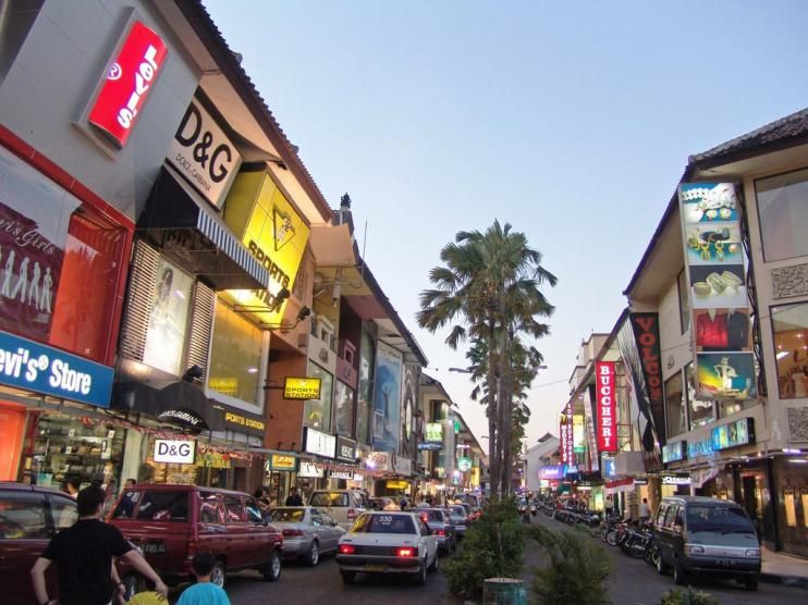 Jalan legian kuta