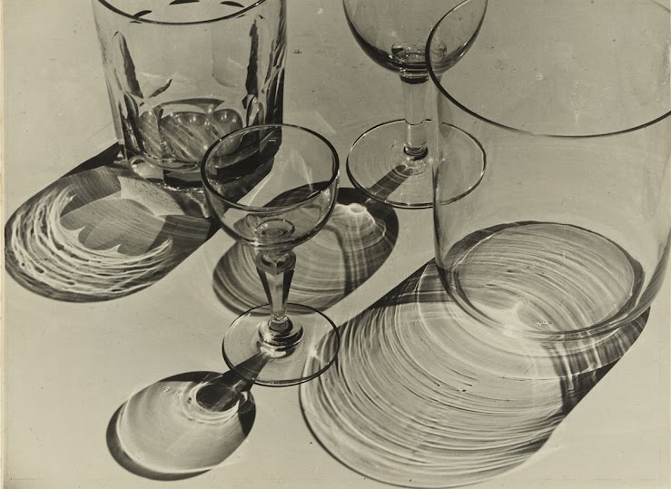 "Gläser", fotografia d'Albert Renger-Patzsch feta l'any 1926 en què mostra detalls i estructures de copes i gots de vidres.