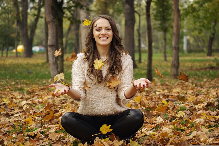 girl enjoying fall season with urban fashion