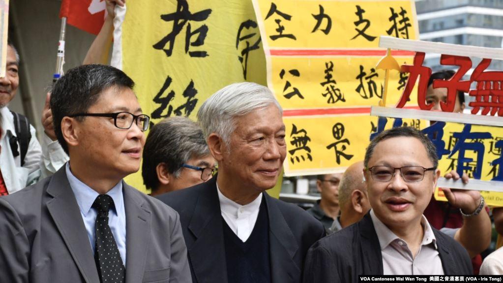 港和平占中的三名发起人之一、香港资深民主人士朱耀明牧师(中)。(美国之音汤惠芸拍摄)