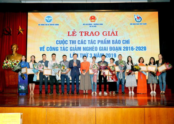 Đồng chí Hồ Quang Lợi, Phó Chủ tịch Thường trực Hội Nhà báo Việt Nam trao giải và chụp ảnh lưu niệm cùng các tác giả, đại diện nhóm tác giả đoạt giải. Ảnh: Sơn Hải