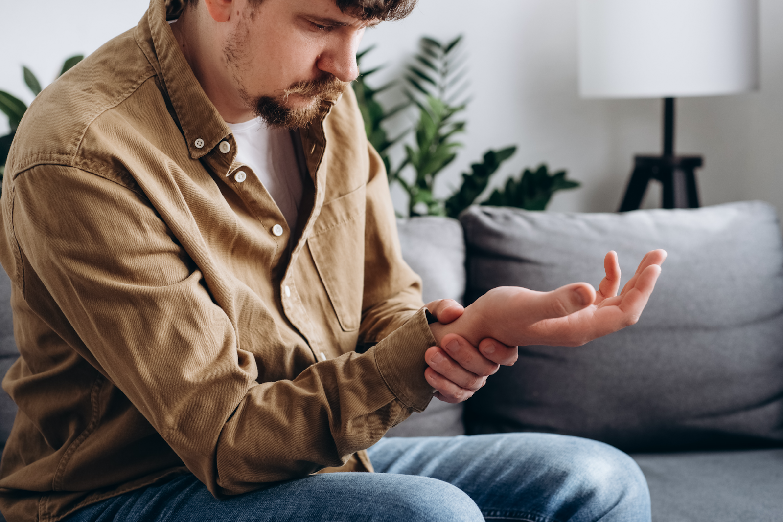  jovem sofrendo com dor nas mãos e dedos