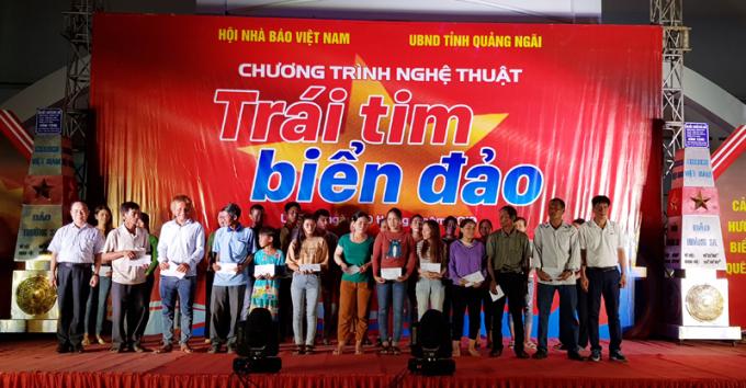 Đồng chí Trần Bá Dung - Ủy viên Ban Thường vụ, Trưởng Ban Nghiệp vụ Hội Nhà báo Việt Nam trao quà cho các gia đình ngư dân có hoàn cảnh khó khăn. Ảnh: Lê Bá Sơn