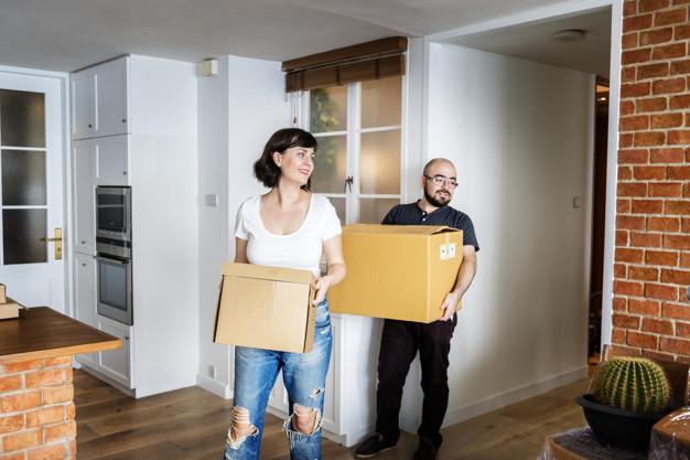 Couple moving into new house Free Photo