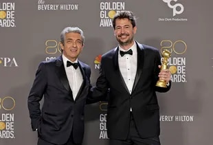 Ricardo Darín y Santiago Mitre, actor y director de "Argentina, 1985" reciben el Globo de Oro a la mejor película hablada en lengua no inglesa