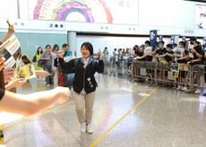 2019年8月9日,集会人士向抵港旅客派发有关反修例宣传单张。(文海欣 摄)