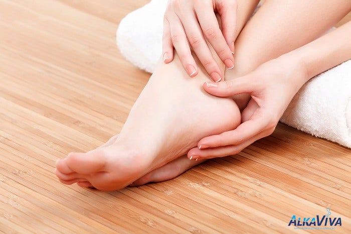UỐNG NƯỚC ION KIỀM GIÚP GIẢM NỨT GÓT CHÂN